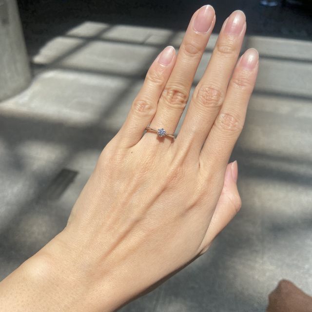 【アイプリモ(I-PRIMO)の口コミ】 一粒のダイヤが美しく、外で見ても屋内で見ても輝きが強く、見ているだけ…