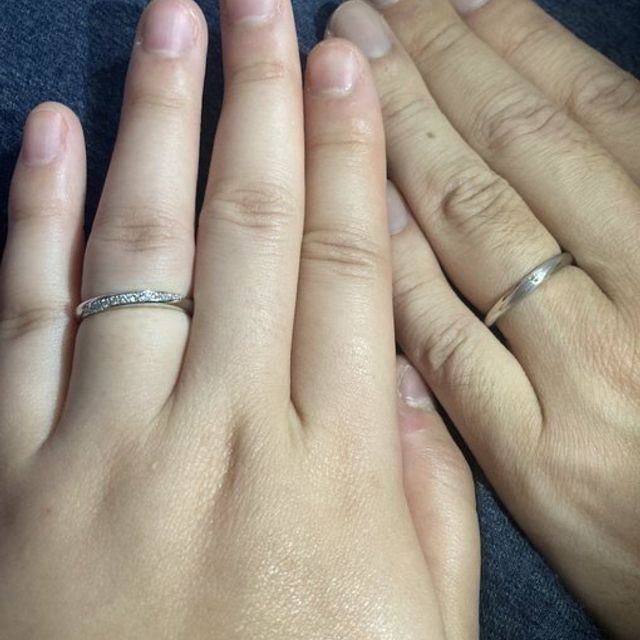 【ケイウノ ブライダル(K.UNO BRIDAL)の口コミ】 二人とも同じ誕生日なので、誕生日石をそれぞれ中心に埋め込みました。裏…