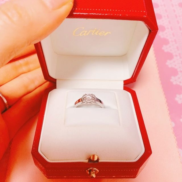 【カルティエ(Cartier)の口コミ】 真ん中に大きなダイヤモンドがあり、両横にダイヤモンドが2つ並んでいるデ…