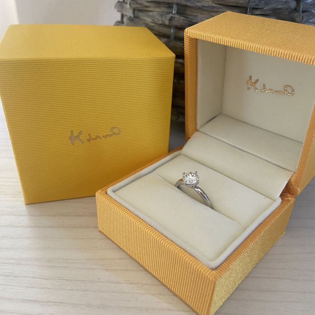 【ケイウノ ブライダル(K.UNO BRIDAL)の口コミ】 台座がお互いのイニシャル「R」が入っているところ。
1ct.のダイヤモンド…