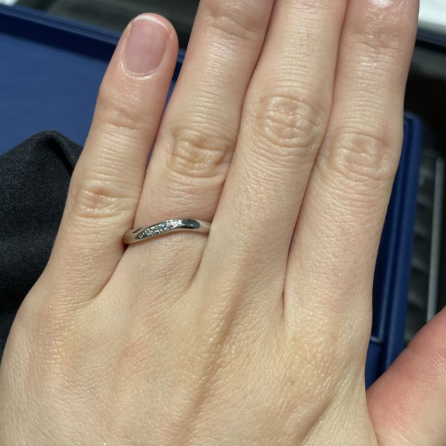 【銀座ダイヤモンドシライシの口コミ】 角度によってサムシングブルーのような色の輝きを放っており、ダイヤモン…