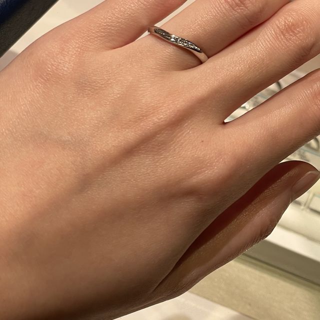 【銀座ダイヤモンドシライシの口コミ】 とても人気なデザインのようでウェーブに斜めにダイヤモンド入ったデザイ…