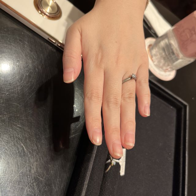 【ケイウノ ブライダル(K.UNO BRIDAL)の口コミ】 他の人と一緒にならない木目柄がいい。その中で彼女の指に馴染みやすい色…