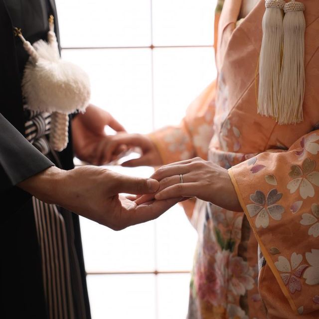 【YUKIZAKI BRIDAL(ユキザキブライダル)の口コミ】 新郎の指輪はシンプルですが、よく見るとカーブが入っていておしゃれです…