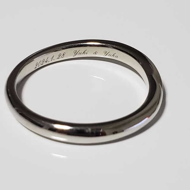 【銀座ダイヤモンドシライシの口コミ】 デザインはウェーブ型で丸みがありつけ心地も良くて大変満足してます！
指…