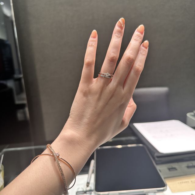 【ラザール ダイヤモンド(LAZARE DIAMOND)の口コミ】 ミル打ちデザインは他店でもあったのですが、センターに入っているものは…