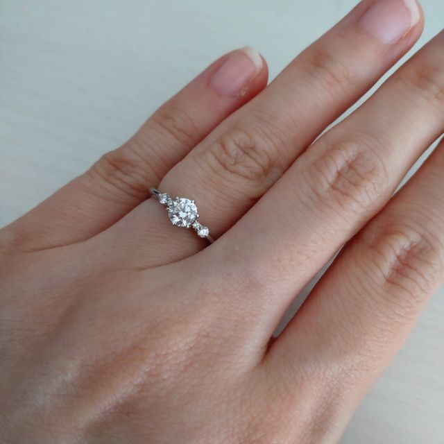 【ROYAL ASSCHER(ロイヤル・アッシャー)の口コミ】 まだ結婚指輪は決めていなかったので、婚約指輪はとにかく自分の好きなデ…
