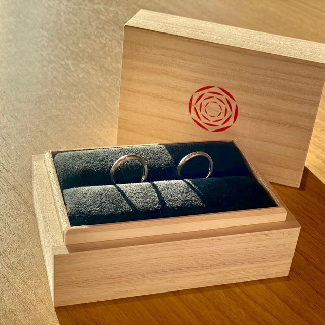 【出雲結(いずもゆい)の口コミ】 【指輪のデザイン】温かみのある曲線が素敵で、指輪の中に入ったピンクゴ…