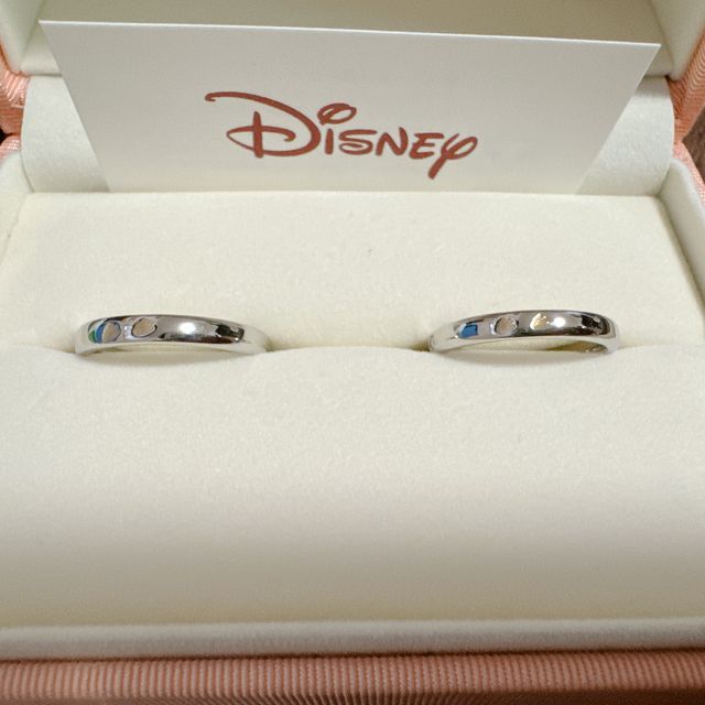 【ケイウノ ブライダル(K.UNO BRIDAL)の口コミ】 ドナルドダックの足跡のデザインが入った結婚指輪。
夫婦でドナルドダック…