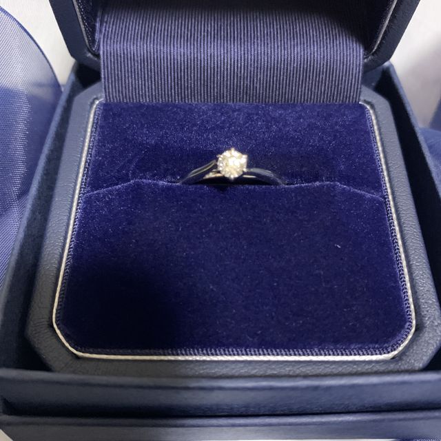 【銀座ダイヤモンドシライシの口コミ】 まず、ダイヤモンドの質がとてもいいと思いました。
そして指輪のデザイン…