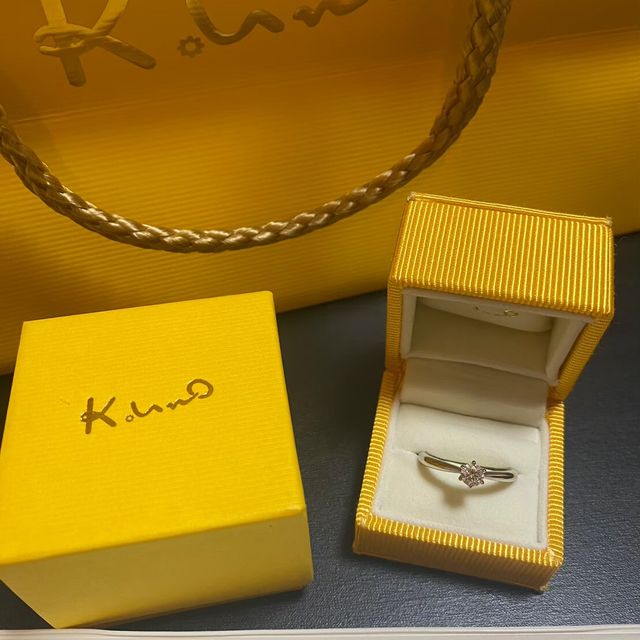 【ケイウノ ブライダル(K.UNO BRIDAL)の口コミ】 シンプルで王道なデザインです。指輪の内側には二人の思い出を示すデザイ…