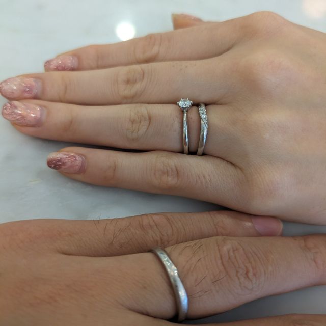 【銀座ダイヤモンドシライシの口コミ】 指輪にはお揃いで斜めのラインが入っています。少し個性を出していますが…