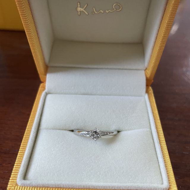 【ケイウノ ブライダル(K.UNO BRIDAL)の口コミ】 結婚指輪がストレートなので婚約指輪もストレートベースでセットでつけれ…