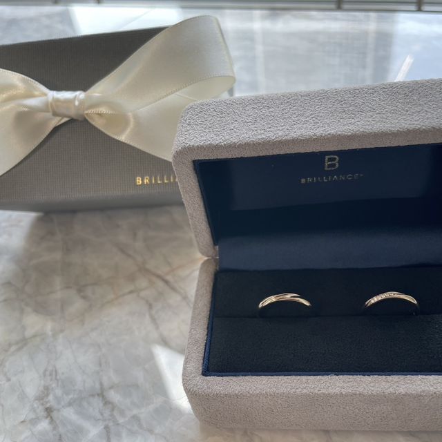 【BRILLIANCE+(ブリリアンスプラス)の口コミ】 ストレートタイプの指輪に斜めのデザインがあるので少し動きがあり、綺麗…