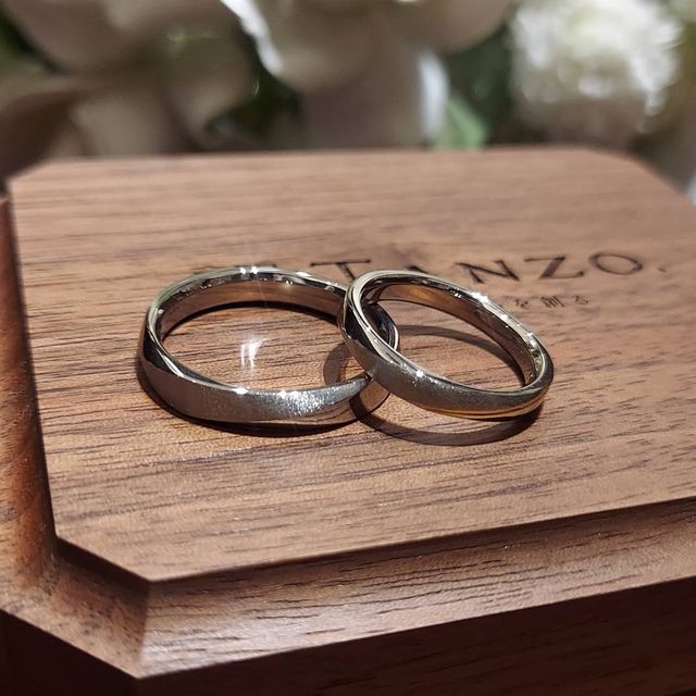【TANZO.(鍛造指輪)の口コミ】 鍛造製法と呼ばれる、丈夫なものを作る金属加工での指輪は長年使うのに相…