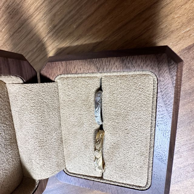 【Makana(マカナ)の口コミ】 2人とも海が好きなのでハワイアンジュエリー【makana】にしました。
内側…