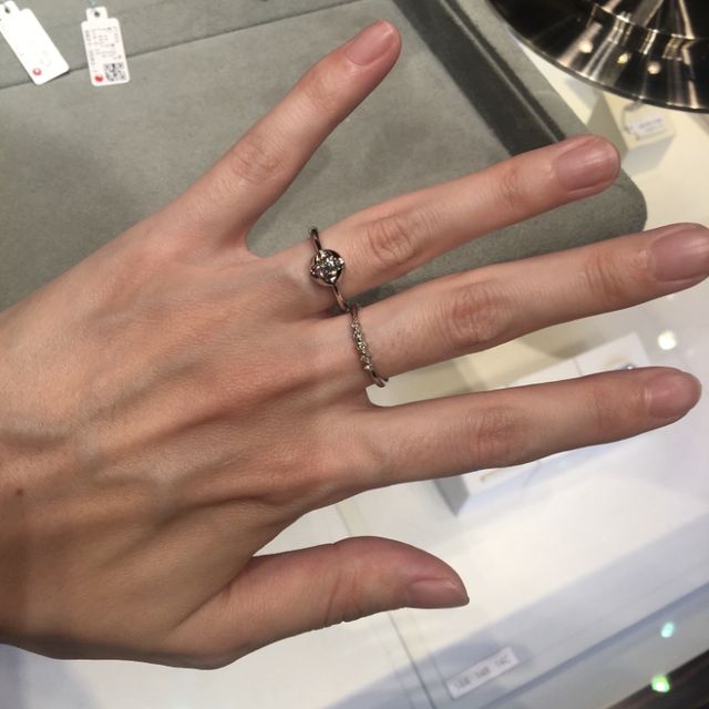 【和光ブライダルブティックギンザの口コミ】 球体の中にはダイヤモンドが埋め込まれているような不思議なデザインの指…