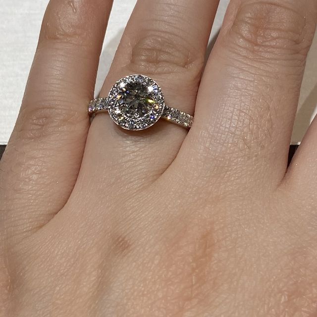 【アイプリモ(I-PRIMO)の口コミ】 取り囲むなデザインのため、かなりカラットが大きく見えます。少しキラキ…