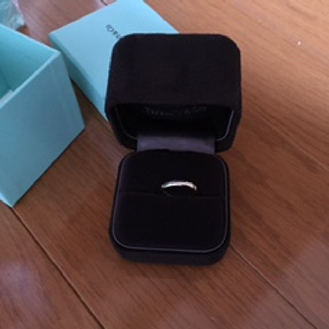 【ティファニー(Tiffany & Co.)の口コミ】 プラチナのシンプルな形ですがダイアが３個入っていて珍しいデザインです…