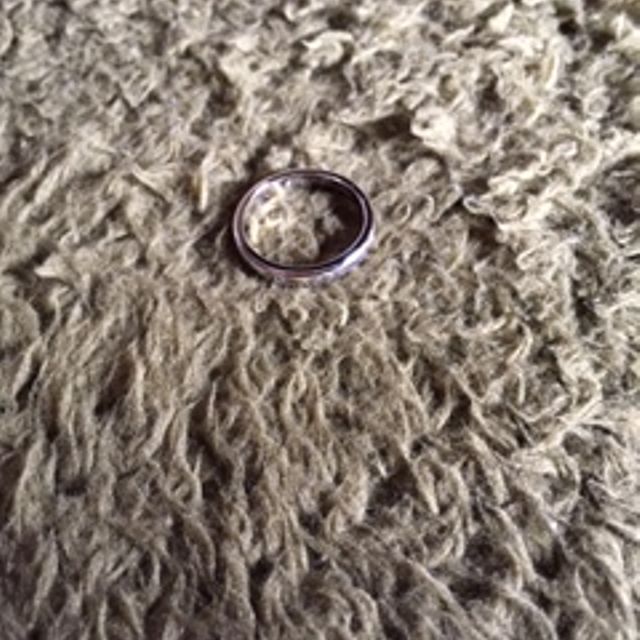 【ティファニー(Tiffany & Co.)の口コミ】 プラチナのシンプルな形ですがダイアが３個入っていて珍しいデザインです…