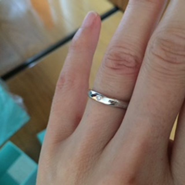 【ティファニー(Tiffany & Co.)の口コミ】 プラチナのシンプルな形ですがダイアが３個入っていて珍しいデザインです…