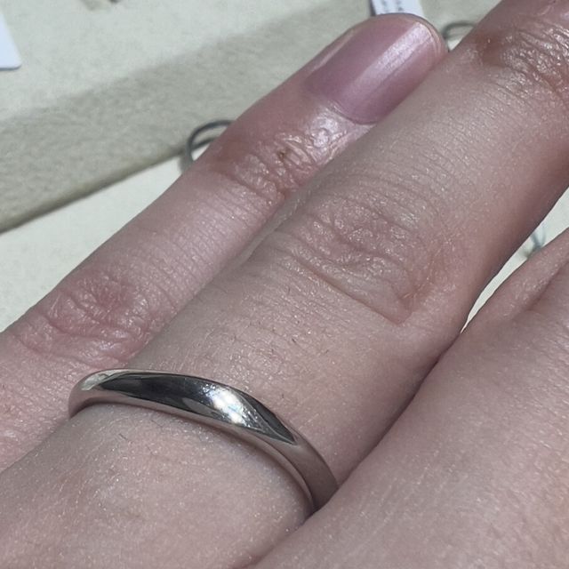 【和光ブライダルブティックギンザの口コミ】 シンプルさがとても気に入りました。ただウェーブがあることで指に馴染む…