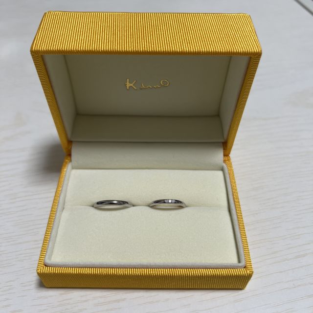 【ケイウノ ブライダル(K.UNO BRIDAL)の口コミ】 双子ダイヤが内側に入って、女性側は好きな色のピンクを内側に入れている…