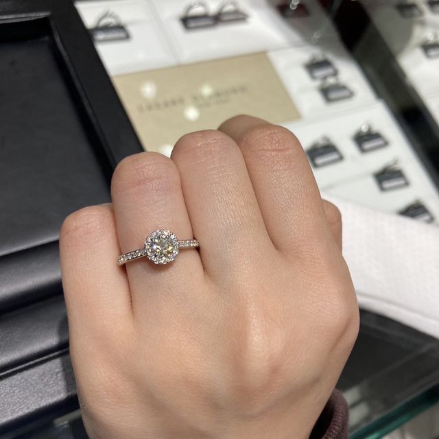 【ラザール ダイヤモンド(LAZARE DIAMOND)の口コミ】 これは婚約指輪を選ぶ時に最後まで悩んでいたデザインです。
大きいダイヤ…
