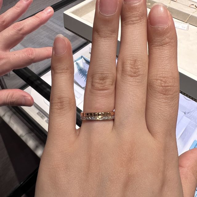 【ブシュロン(BOUCHERON)の口コミ】 ブシュロンで1番欲しかった指輪です。
上品さとエレガントさを感じる指輪…