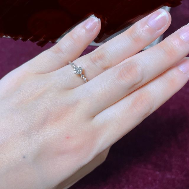 【アイプリモ(I-PRIMO)の口コミ】 真ん中にダイヤモンド、サイドにピンクダイヤモンドをあしらってあります…