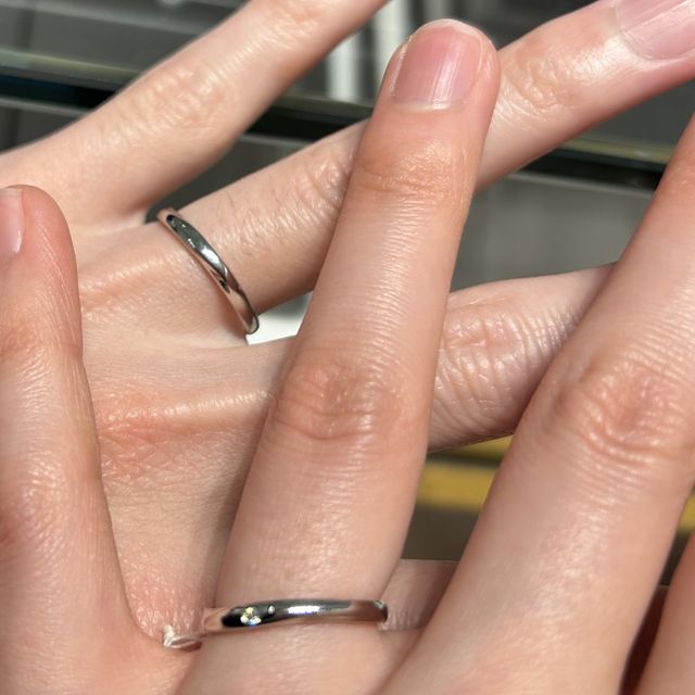 【銀座ダイヤモンドシライシの口コミ】 ふたりとも指が長めで節が目立つので、少し太めのものやウェーブ形のもの…