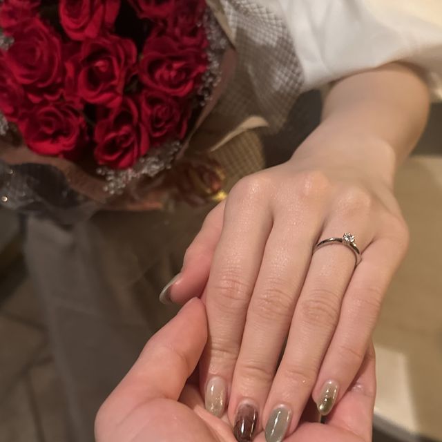 【銀座ダイヤモンドシライシの口コミ】 リングの部分がシンプルだからこそ、箱を
開けた時にダイヤが輝いているよ…