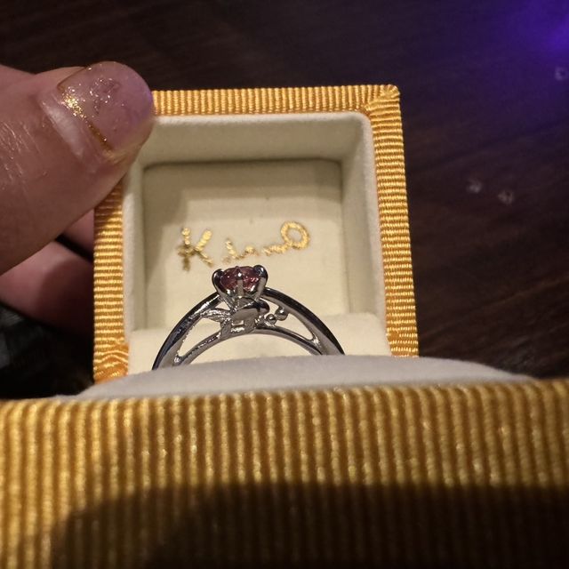 【ケイウノ ブライダル(K.UNO BRIDAL)の口コミ】 デザインはオーダーメイドで彼女が好きな金魚を入れてもらいました。
石は…