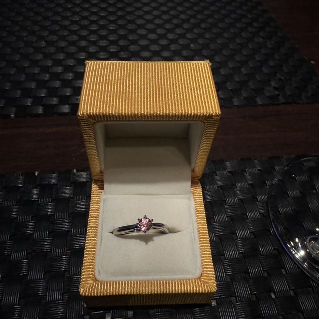 【ケイウノ ブライダル(K.UNO BRIDAL)の口コミ】 デザインはオーダーメイドで彼女が好きな金魚を入れてもらいました。
石は…