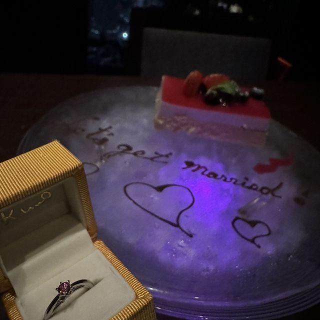 【ケイウノ ブライダル(K.UNO BRIDAL)の口コミ】 デザインはオーダーメイドで彼女が好きな金魚を入れてもらいました。
石は…