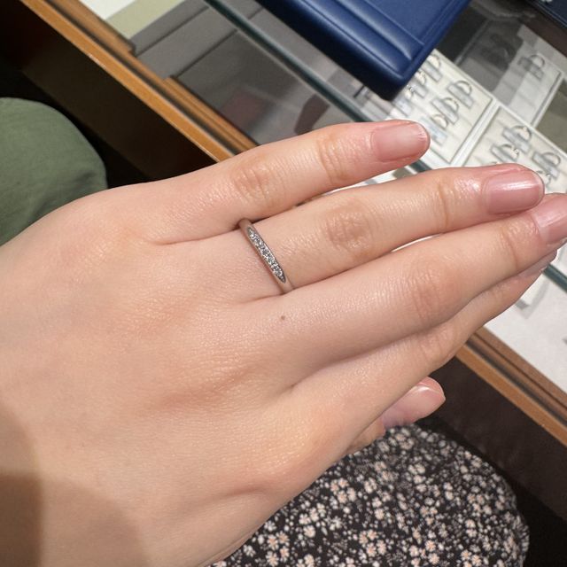 【銀座ダイヤモンドシライシの口コミ】 ダイヤがストレートに入っているデザインを探していて、何店舗か回り、や…