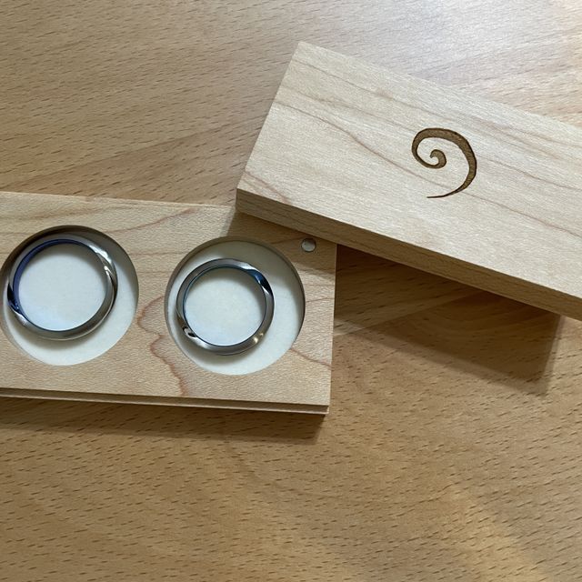 【SORA(ソラ)の口コミ】 ・青や黄色など多種多様な色を指輪に乗せられる
・指輪の材質から宝石の個…