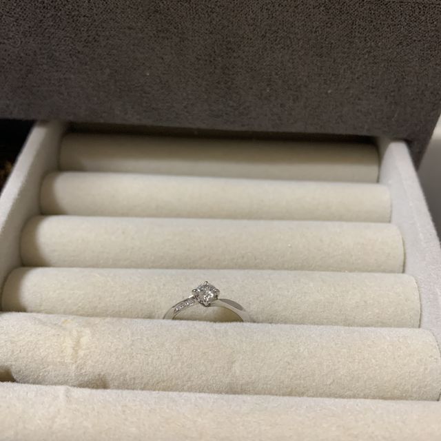 【TOWA(永遠)の口コミ】 指輪のデザインはウェーブ(S字)、真ん中のメインのダイヤモンドの両サイド…