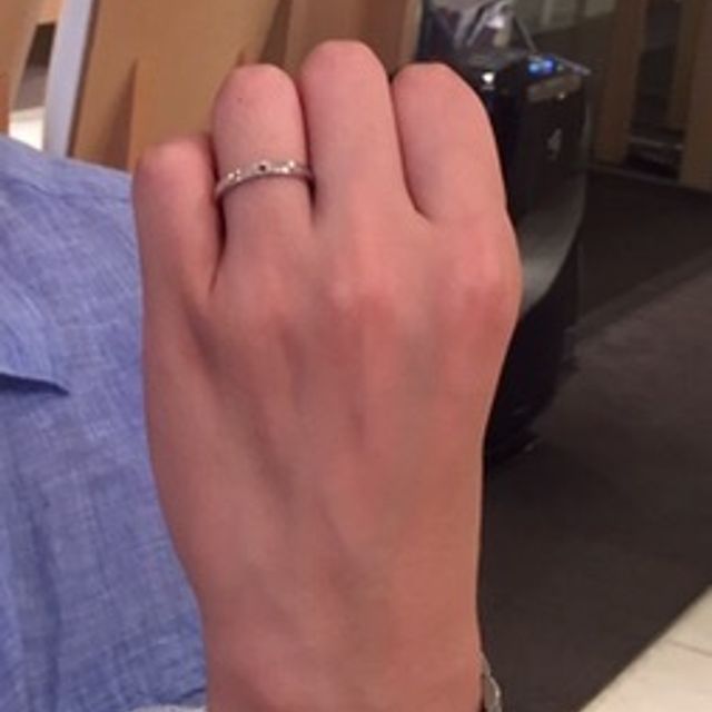 【アイプリモ(I-PRIMO)の口コミ】 シンプルでありながらセンターのブラックダイヤがしっかりとした存在感を…