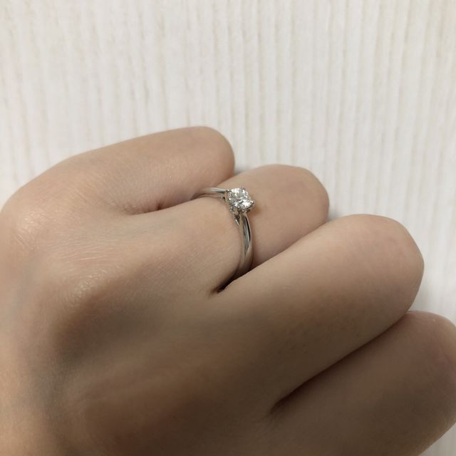 【銀座ダイヤモンドシライシの口コミ】 王道の一粒ダイヤの婚約指輪を探していました。個人的 にダイヤの大きさや…