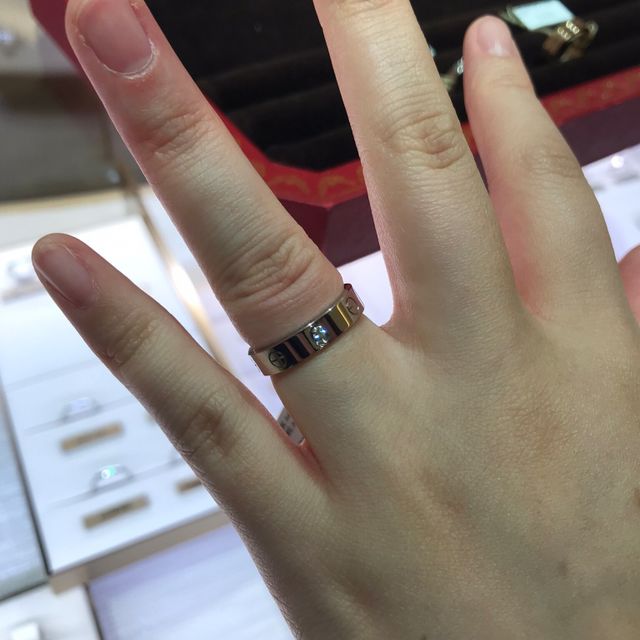 【カルティエ(Cartier)の口コミ】 指輪のデザインで即決でした。カルティエといえば
LOVEリングのイメージで…