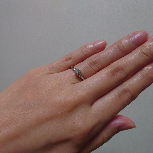 【ROYAL ASSCHER(ロイヤル・アッシャー)の口コミ】 王道の1粒ダイヤを考えていましたが、実際にお店で着用した際に、大きいダ…