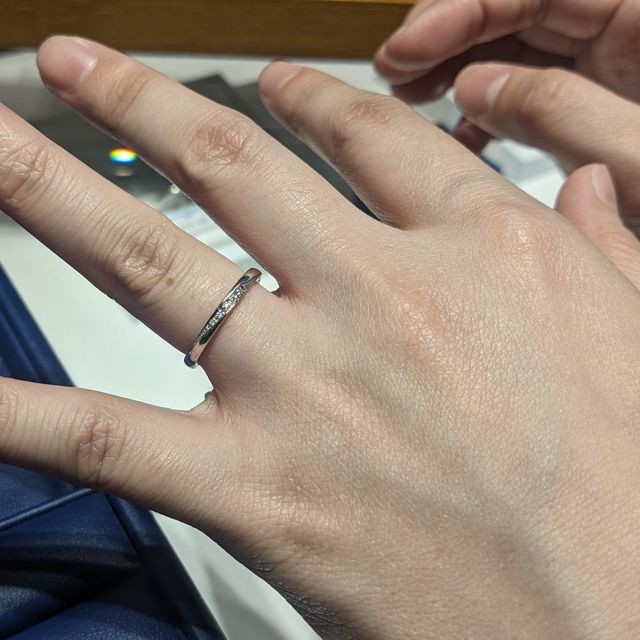 【銀座ダイヤモンドシライシの口コミ】 斜めに流れるように入るダイヤがオシャレだと思いました。
また、細身のつ…