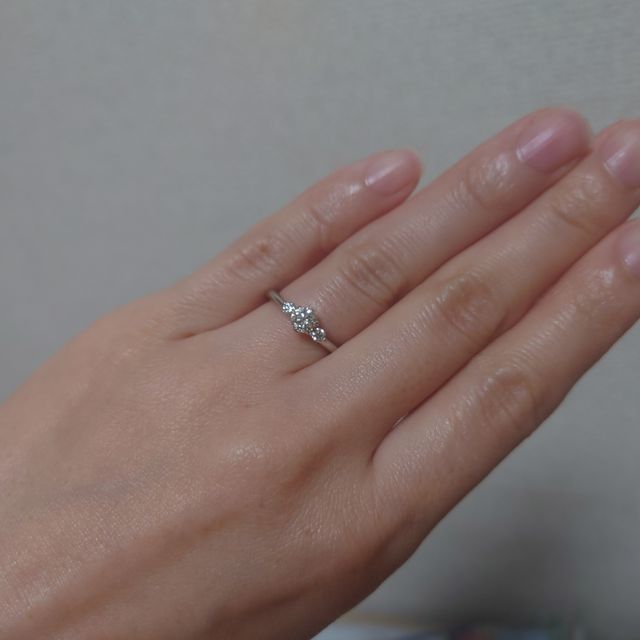 【ROYAL ASSCHER(ロイヤル・アッシャー)の口コミ】 3粒ダイヤの婚約指輪です。
真ん中のダイヤのみサイズが大きく王道の1粒ダ…