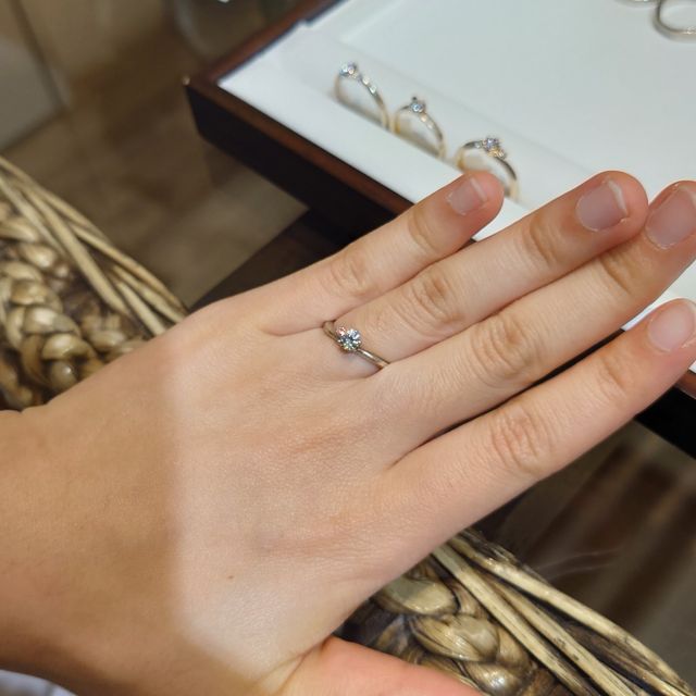 【杢目金屋(もくめがねや)の口コミ】 他店ではウェーブデザインばかりみていましたが、杢目金屋さんではVライン…