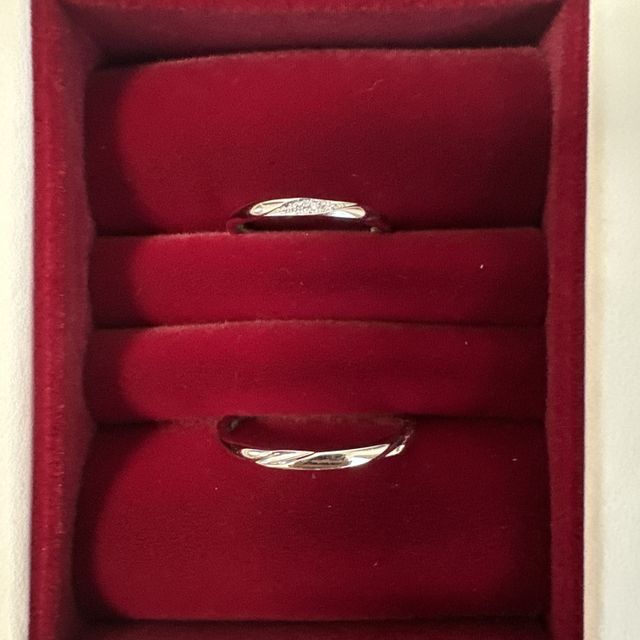 【Beauty and the Beast(ディズニー美女と野獣)の口コミ】 シンプルなデザインで、2人が理想とする形でした。
内側には女性側が黄色…