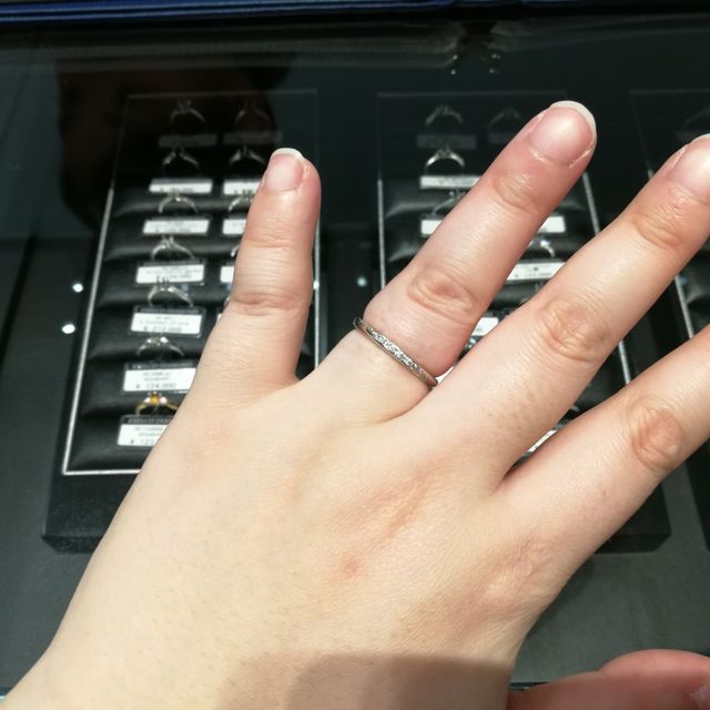【銀座ダイヤモンドシライシの口コミ】 ストレートなのに、ダイヤモンドが斜めに入っているのでストレートに見え…