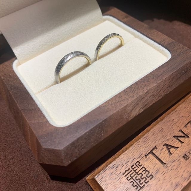 【TANZO.(鍛造指輪)の口コミ】 女性側の方はパッと見た時にキラキラするようにミル打ち加工＋カッティン…