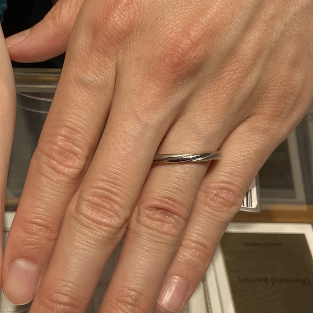 【銀座ダイヤモンドシライシの口コミ】 【指輪のデザイン】ウェーブリングで、マットな素材を両端に取り入れ真ん…