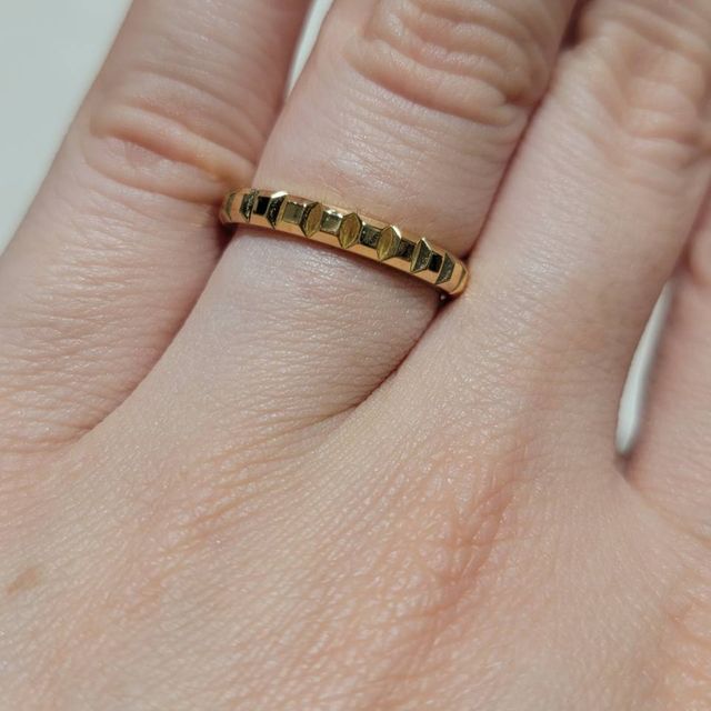 【ブシュロン(BOUCHERON)の口コミ】 カットが細かいので、光が当たるとキラキラ反射してよく褒められます。平…